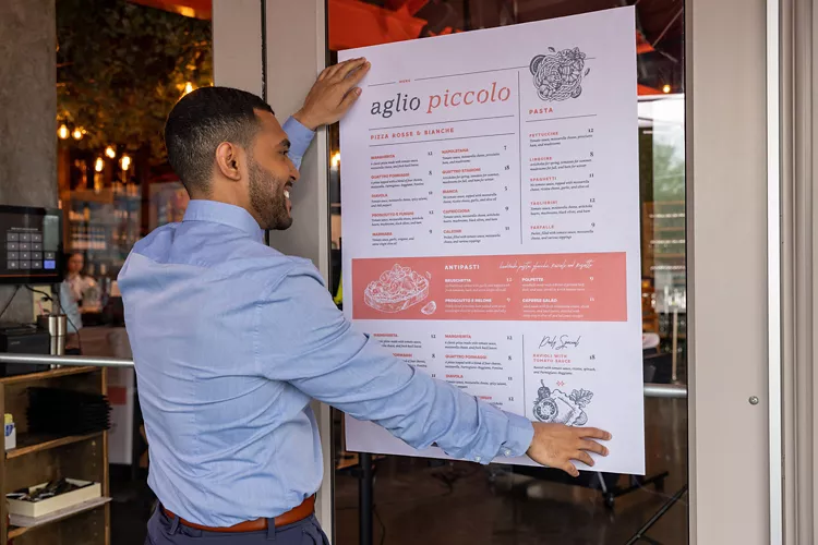 Persona colocando un cartel impreso