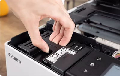 MAXIFY GX1020 - Person Replacing Print Head