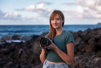 Kelsey Banners Holding an EOS R5