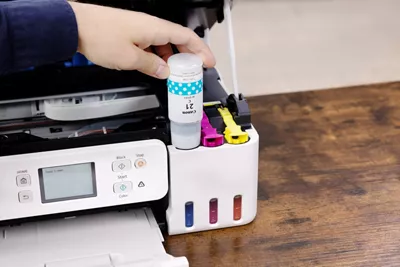 PIXMA G3290 - Person Refilling Ink