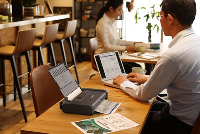 Person Using the PIXMA TR160 In a Coffee Shop