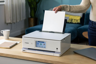 PIXMA TS8820 - PIXMA TS8820 - Person Loading Paper on Top Tray