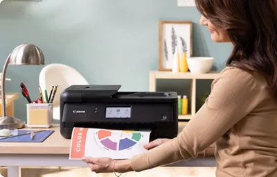 PIXMA TS9520a - Person Printing