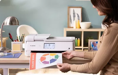 PIXMA TS9521Ca - Person Printing