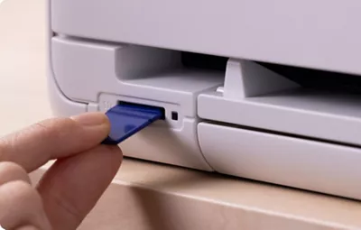 PIXMA TS9521Ca - Person Loading SD Card