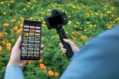 Persona transfiriendo imágenes al teléfono desde PowerShot V1