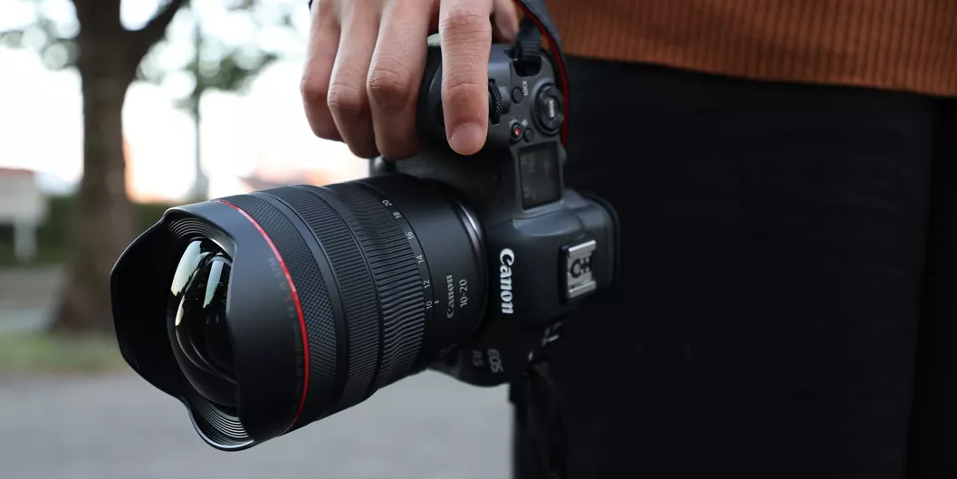 RF10-20mm F4 L IS STM - Person Holding EOS R5