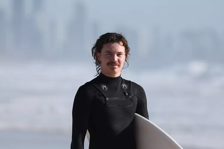 RF200-800mm F6.3-9 IS USM - Surfer at the Beach
