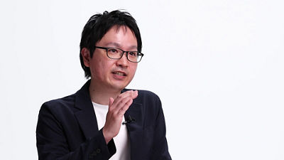 Takeo Mori - Optical Designer With His Hand Up