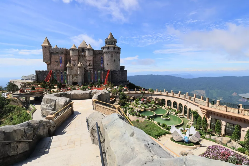 RF-S10-18mm F4.5-6.3 IS STM - Stone Castle