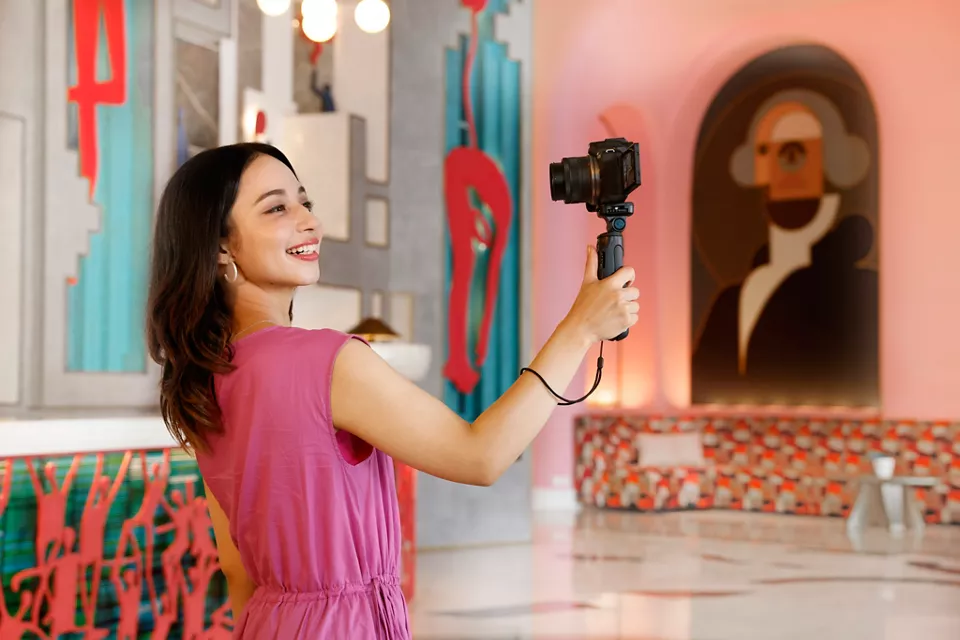 RF-S10-18mm F4.5-6.3 IS STM - Person Taking a Picture in a Museum