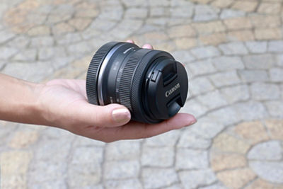 RF-S10-18mm F4.5-6.3 IS STM - Person Holding It