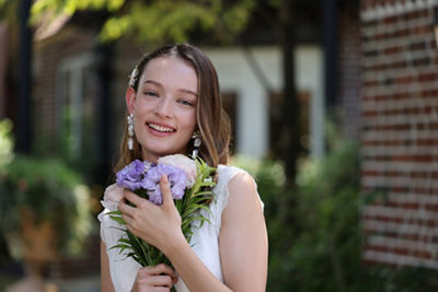 RF24-105mm F2.8 L IS USM Z - Bride Outside Holding Flowers