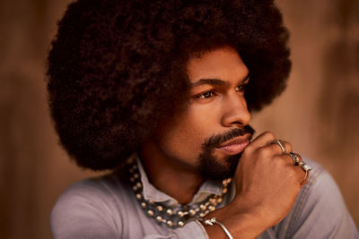 Model Looking to the Right