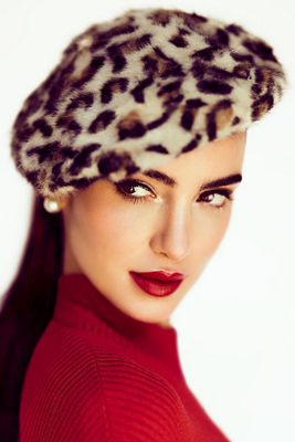 Model Looking to the Right