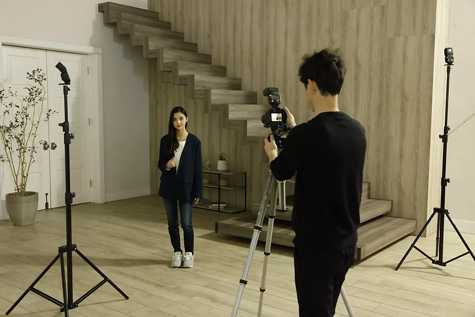Speedlite EL-10 - Person Taking a Picture of Someone Else Posing