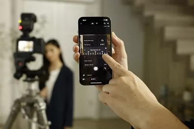 Speedlite EL-10 - Using their Phone to Control Flash