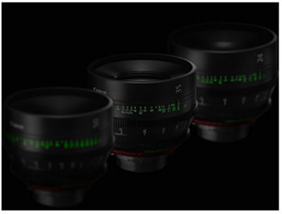 Trois objectifs cinéma avec échelles de mise au point illuminées sur fond noir