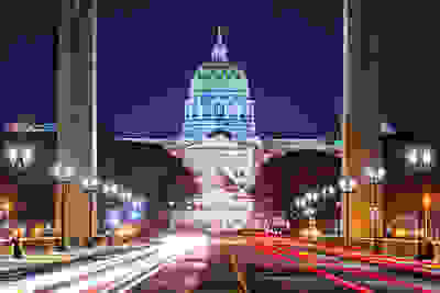 the captiol building in washington dc at night