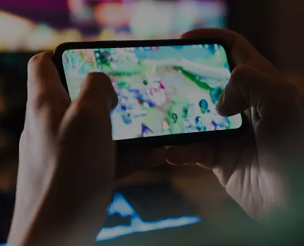 hand holding a phone