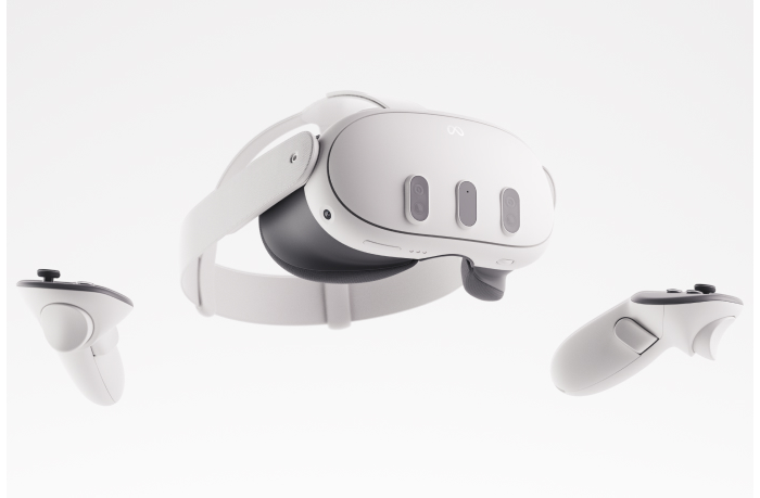 The Meta Quest 3 headset, powered by the Snapdragon© XR2 Gen 2 Platform™, is pictured between two handheld controllers, all against a white background. 