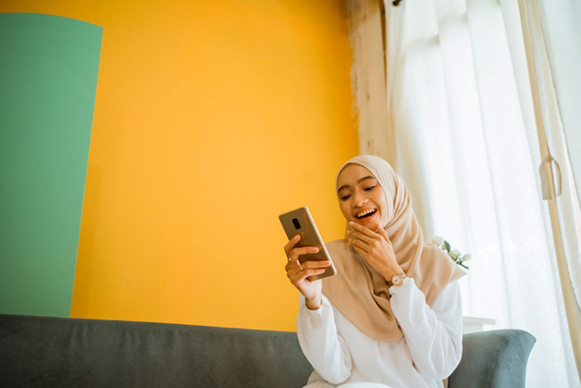 A woman explores on-device generative AI capabilities with her smartphone.