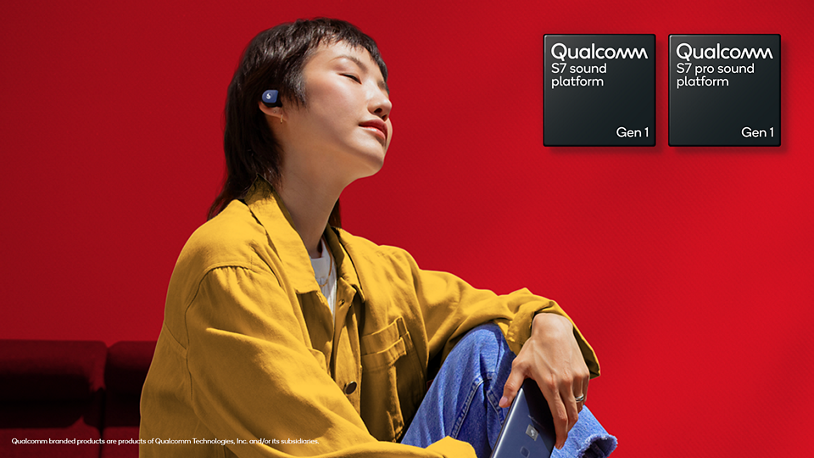 A woman listening to earbuds powered by Qualcomm S7 and S7 Pro Gen 1 Sound Platforms.
