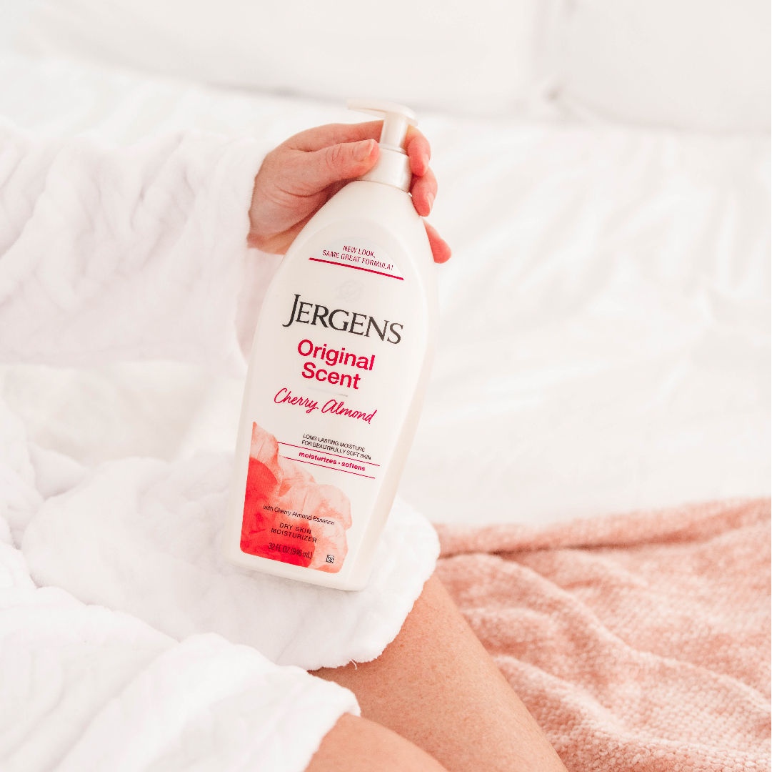 Jergens Original Scent with Cherry Almond Body Lotion Moisturizer for Dry Skin, 21 oz