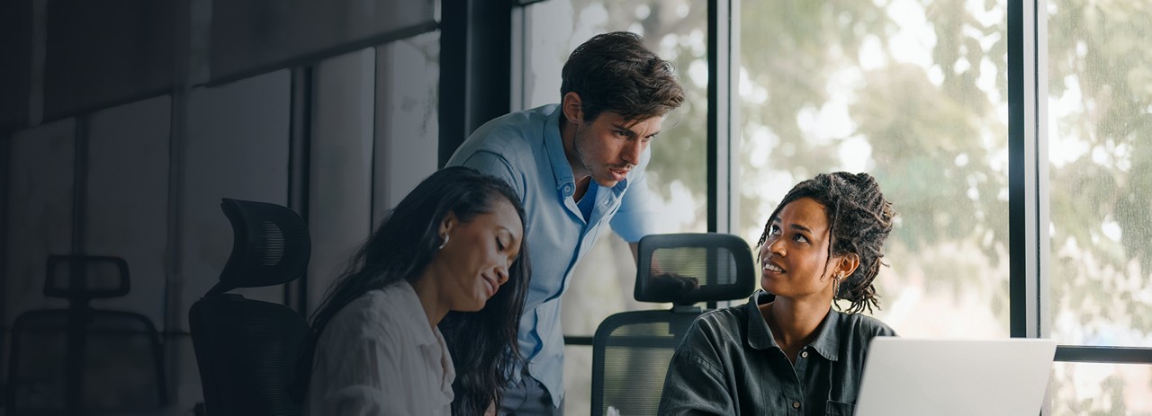 People in the meeting, representing technology and process debt reduce in Insurance | DXC Technology