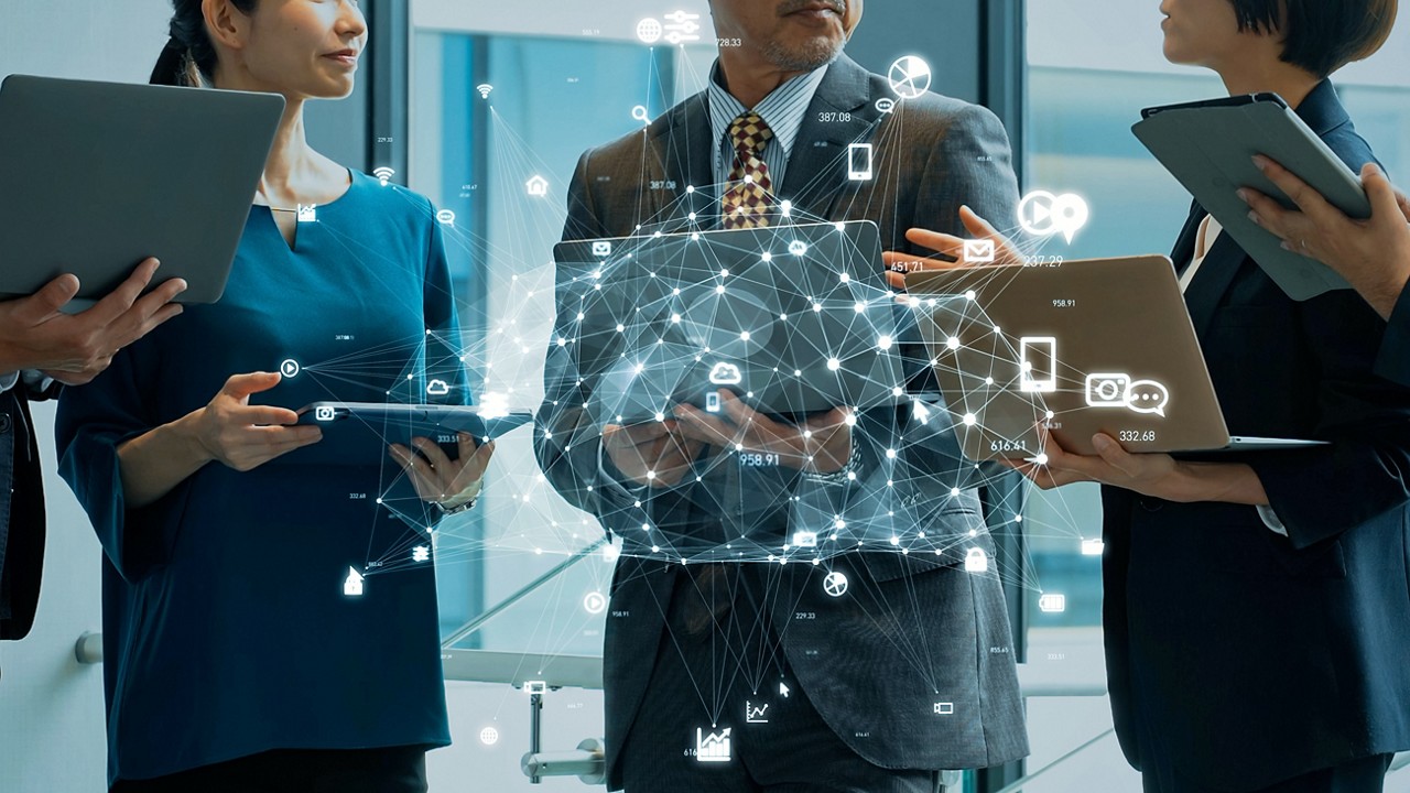 Business people gathering around the concept of a superimposed graphic cloud | DXC Technology