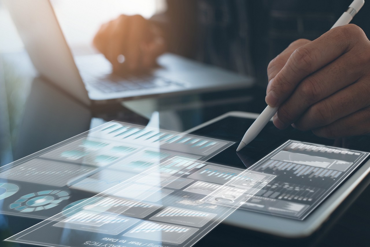 Business man busy working on laptop representing Finance & Risk Advisory | DXC Technology