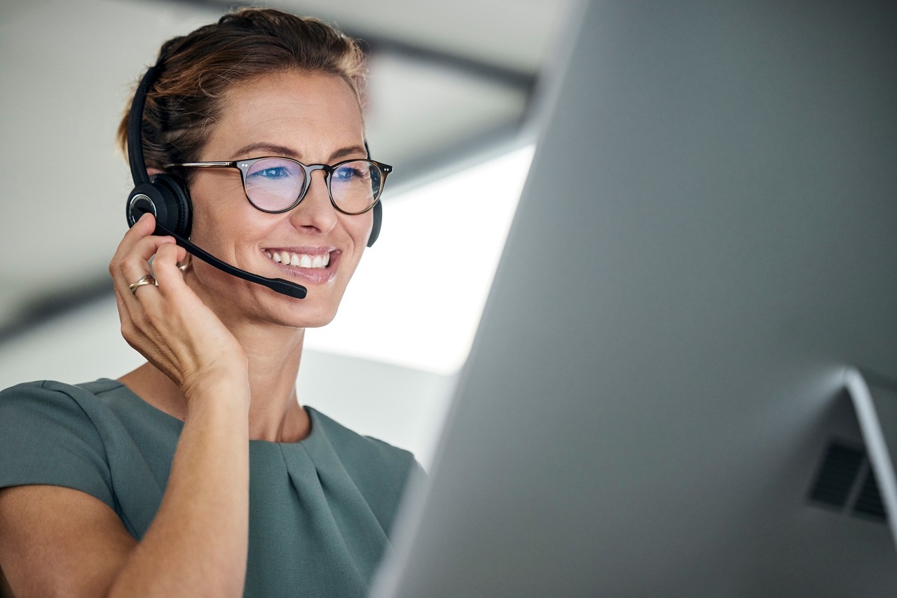 smiling contact center agent, Contact Center Experience BPO | DXC Technology