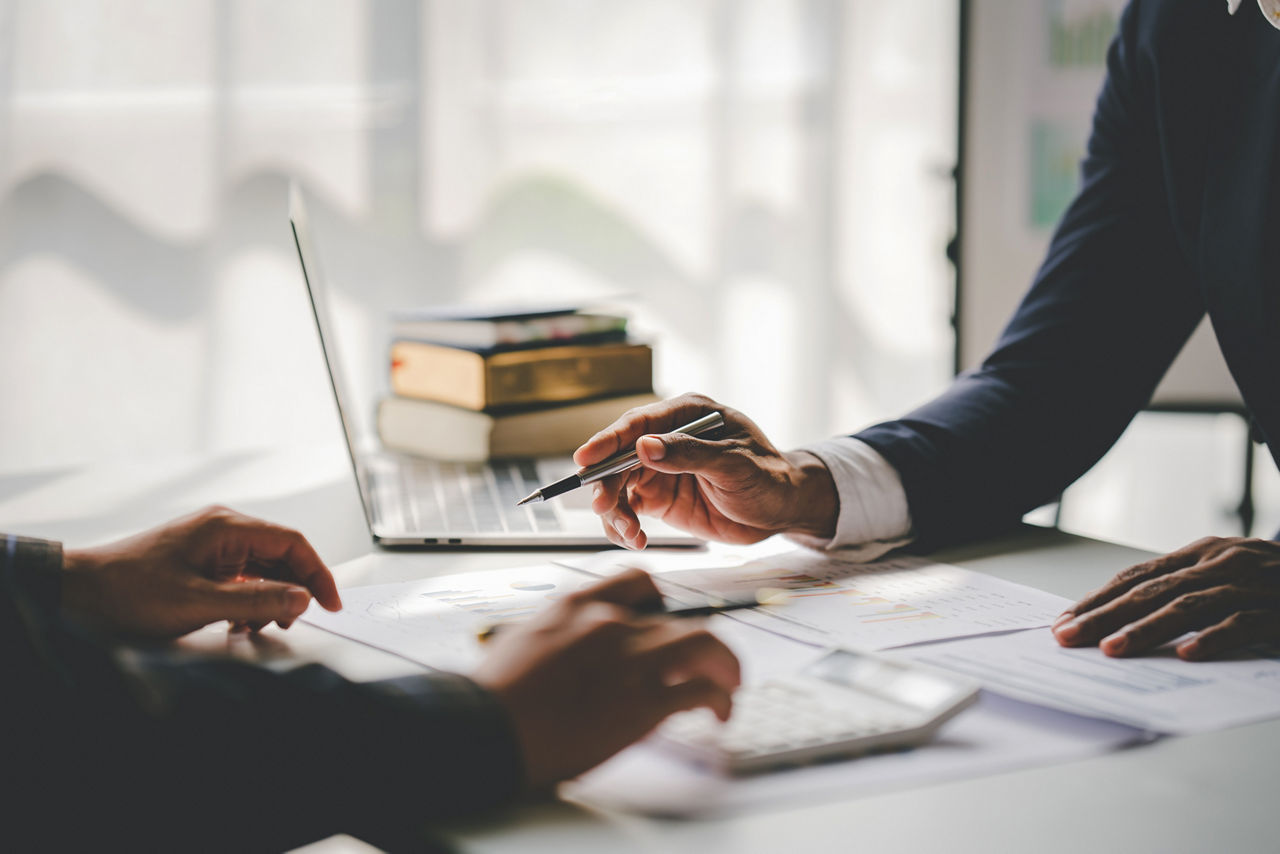 Team meeting representing Strategic Planning & Execution, Corporate Strategy Advisory | DXC Technology