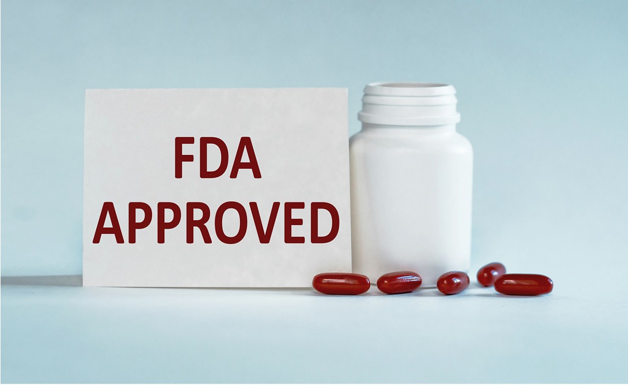 Bottle of prescription drugs - Life sciences companies can speed regulatory approval with GenAI | DXC Technology Insights 