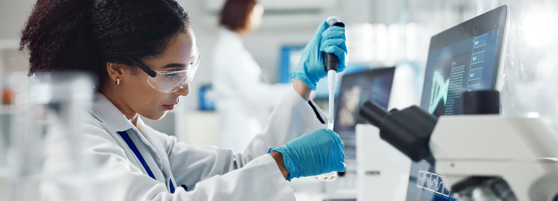 Scientist working on new drugs - Life sciences companies can speed regulatory approval with GenAI | DXC Technology Insights