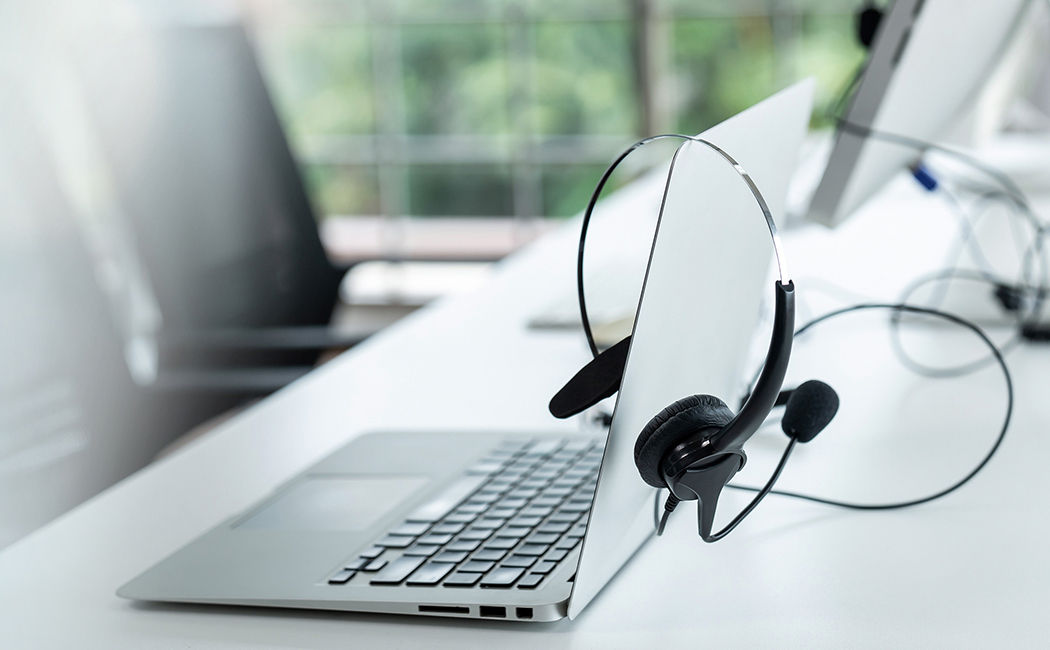 laptop and headset, Contact center transformation, Contact Center Experience | DXC Technology Customer Story