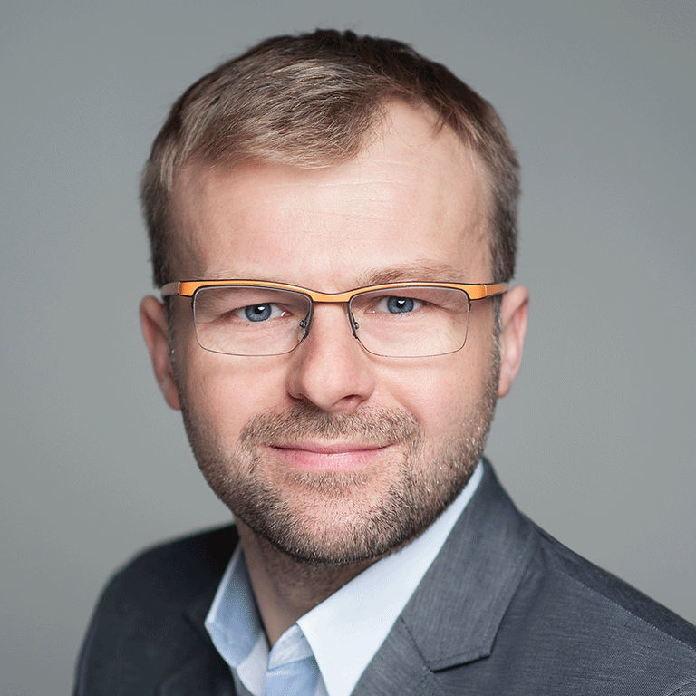 Slawomir Folwarski is a partner architect, Data & AI Platform and Automotive AI Center of Excellence in the DXC Analytics practice