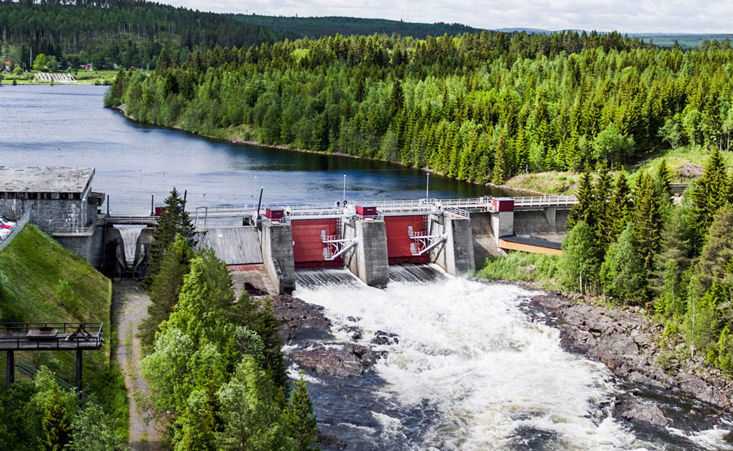 Rushing water at hydroelectric dam in middle of dense, green forest, Uniper, HPE | DXC Technology Customer Story