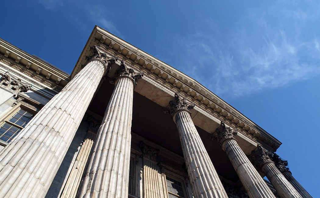 classical building with tall columns, Banking BPS, Banking operations | DXC Technology