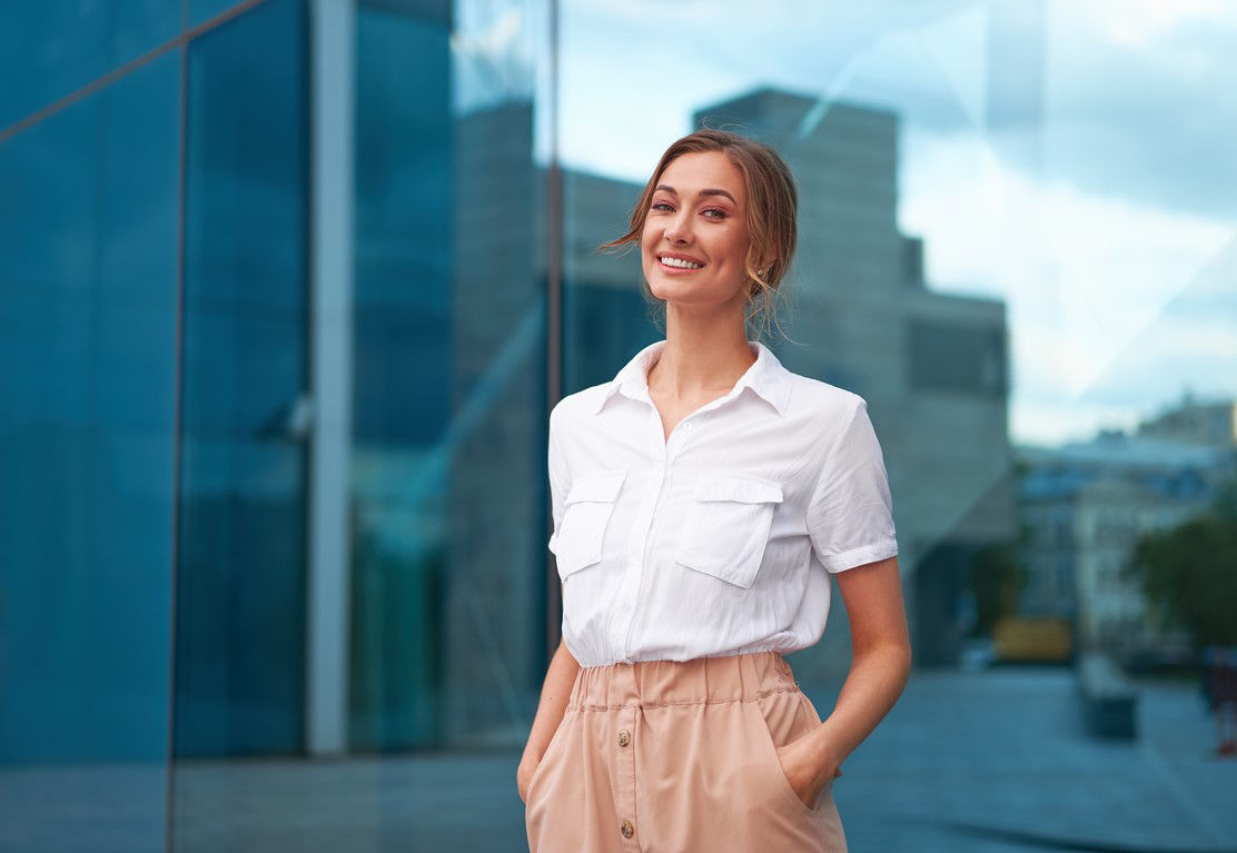 Woman in front of buildings looking ahead, Advisory and Design Services | DXC Technology