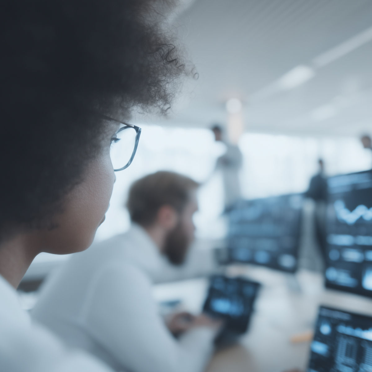 Financial analysts look on virtual 3D real-time stocks, Trading and Risk solutions, Financial Services | DXC Technology