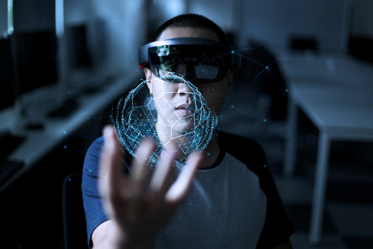 Trying mixed Reality with Microsoft HoloLens headset, Intelligent Collaboration | DXC Technology Insights