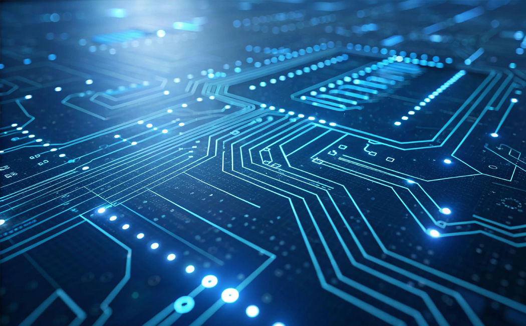 Man with mobile - Insurance broker challenges in the digital age | DXC Technology Insights