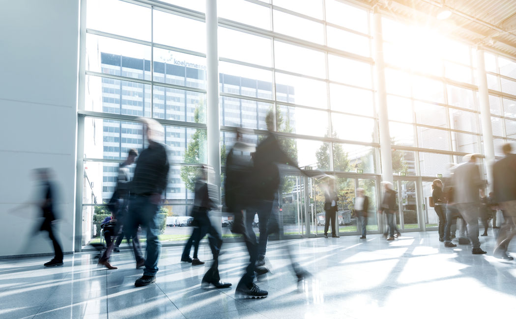 people in a meeting - Insurance broker challenges in the digital age | DXC Technology Insights