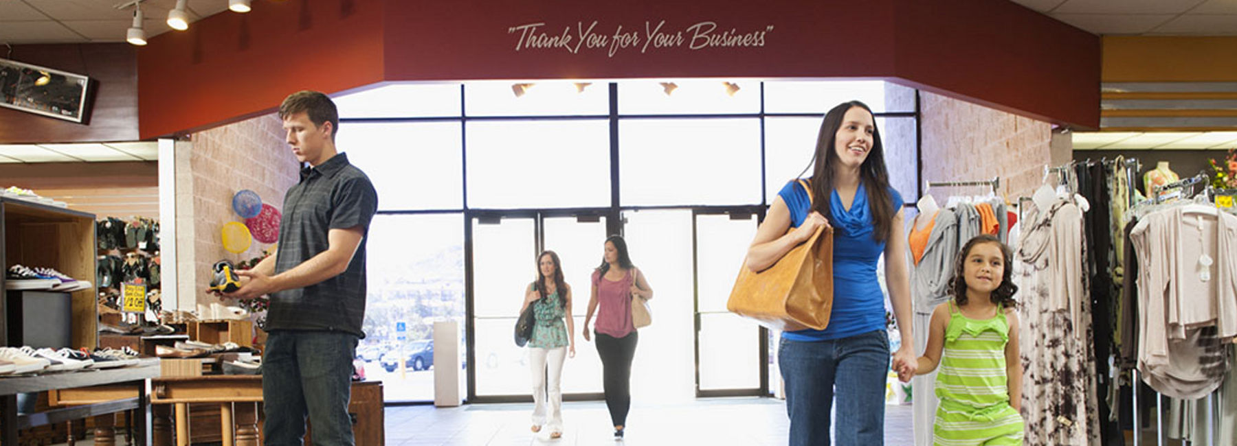 How in-store associates can replicate your online experience | DXC Technology Insights