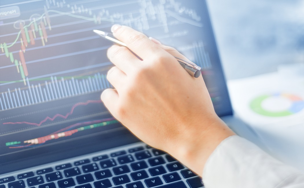 Person pointing to chart on screen - Example of Successful Digital Transformation in Healthcare | DXC Customer Story