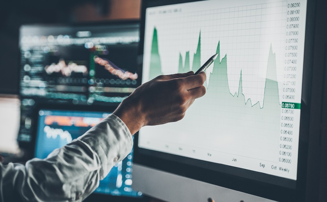 Hand pointing to chart on monitor - VMware licensing changes and the road ahead | DXC Technology Insights