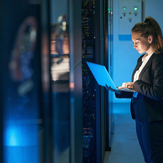 IT worker in data center, Oracle | DXC Technology