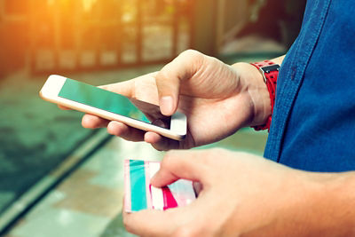 Man holding a smart phone