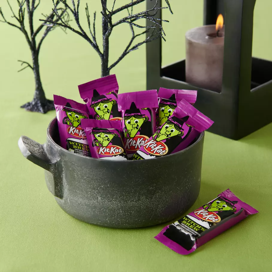 Cauldron full of kit kat witchs brew white creme snack size candy bars